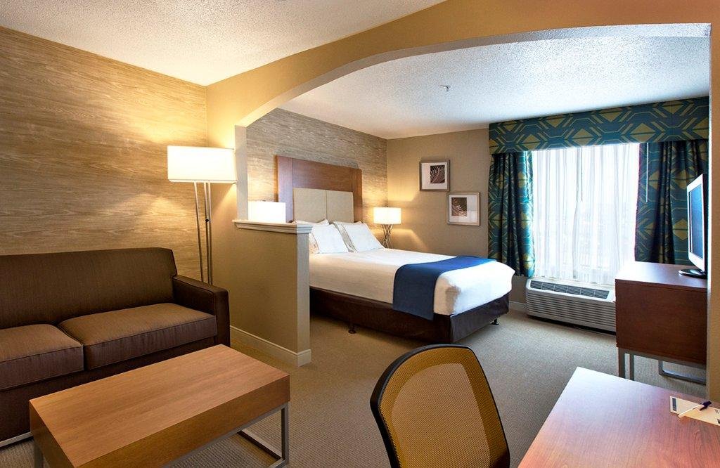 HOLIDAY INN STES HOUSTON N-SPR BY I-guestroom-Non-Smoking Queen Business Suite.jpg