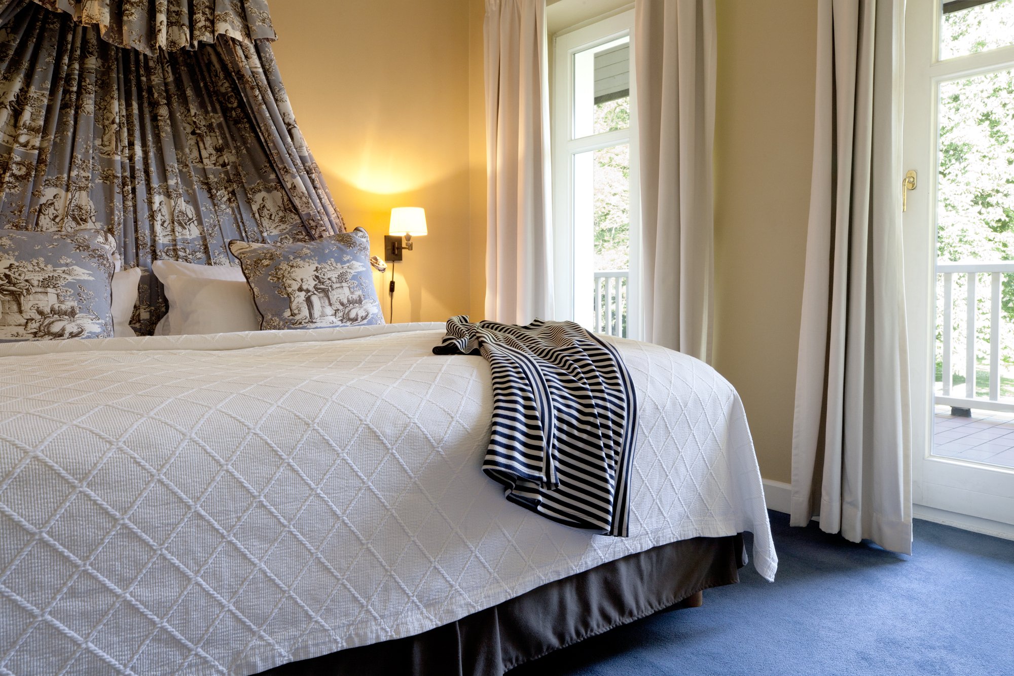 Gutshaus Stolpe-guestroom-Suite II sleeping room.jpg