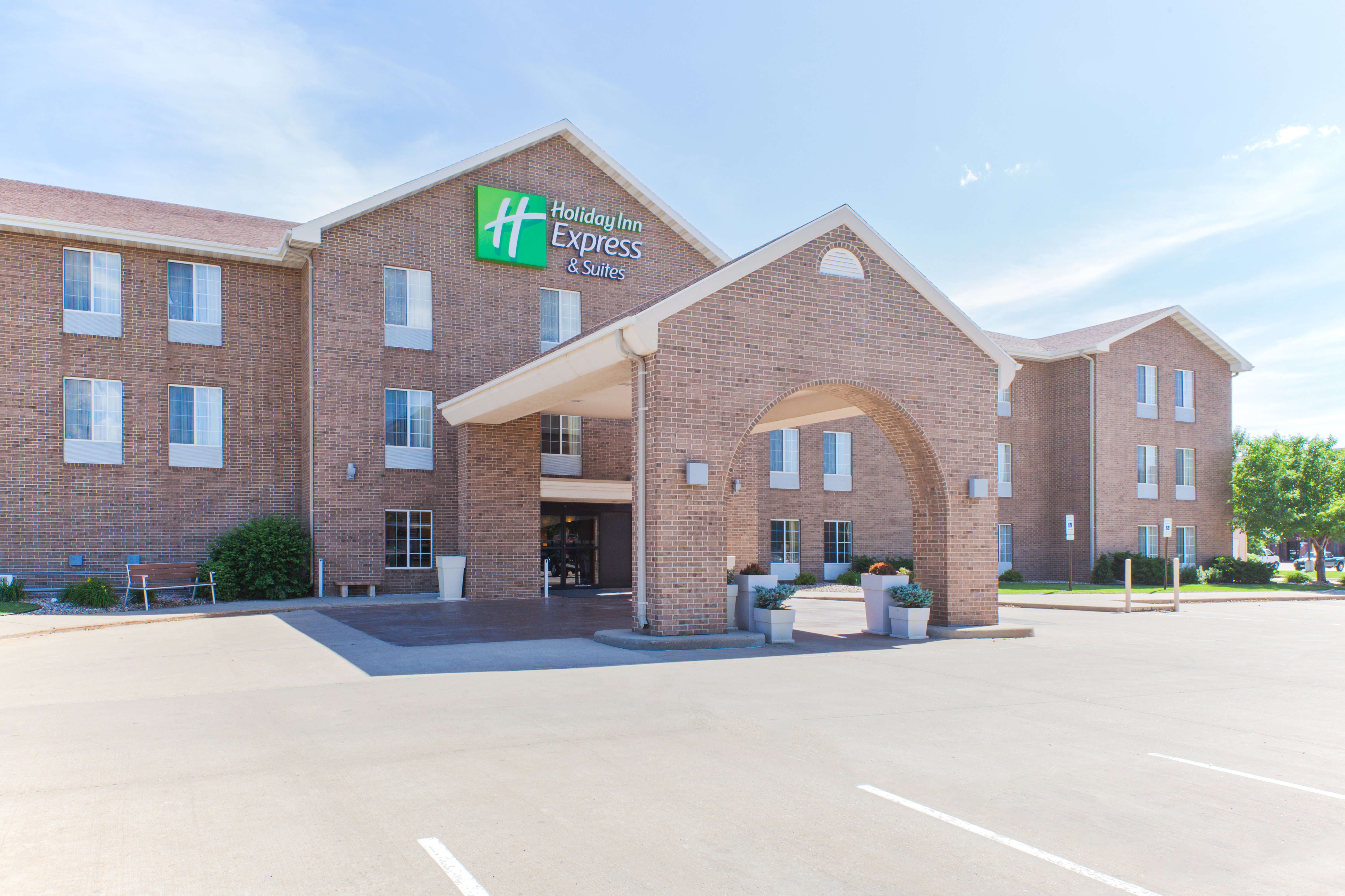 Stay with Holiday Inn Express Hotel & Suites Sioux Falls, SD!