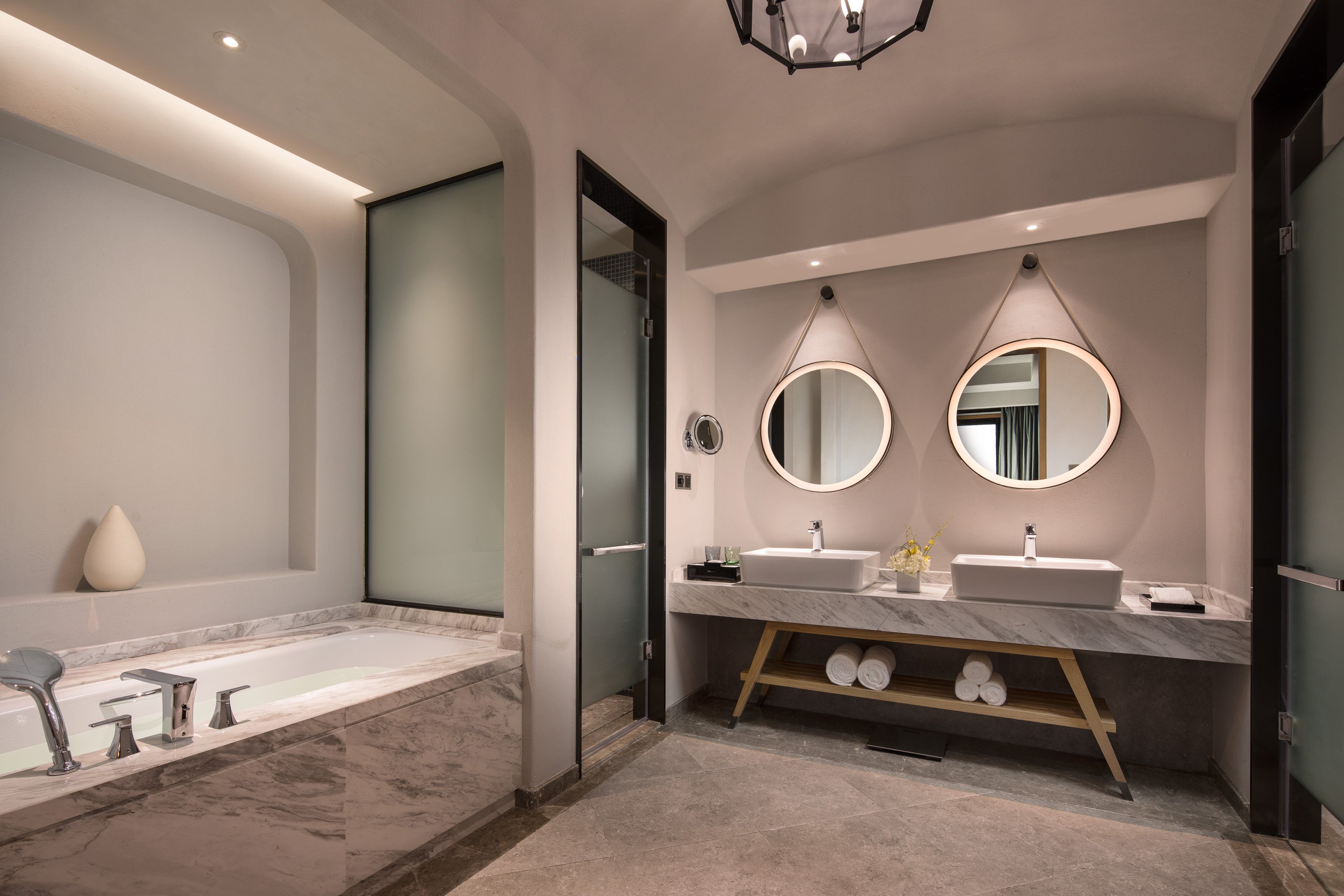 CROWNE PLAZA ORIENTALMOVIEMETRO BY-guestroom-Crowne Plaza Suite Room_Rest Room.jpg