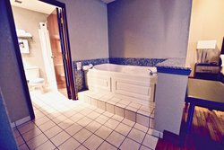  - Holiday Inn Express Downtown Cleveland - I-90, Exit 172A & 173A