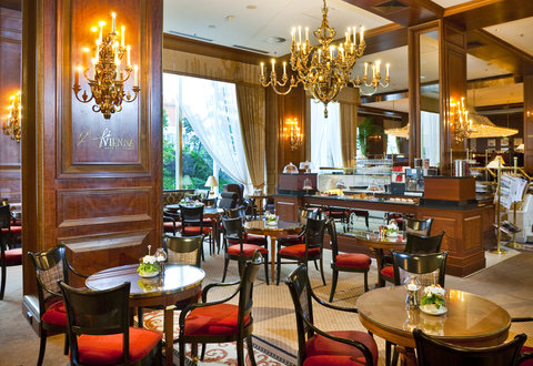 Cozy atmosphere at Caf?? Vienna, a typical Viennese coffeehouse