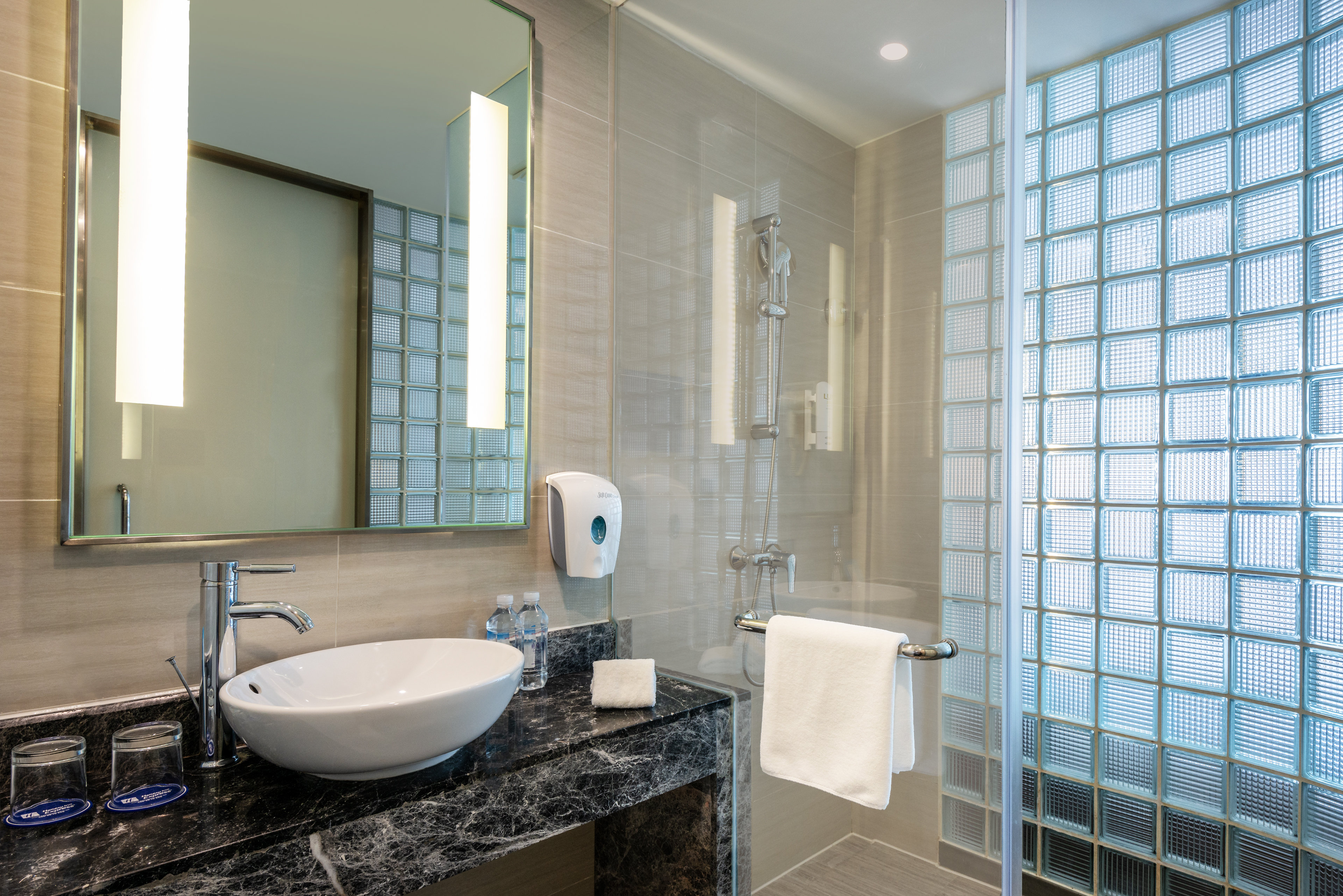 HOLIDAY INN EXP NEW JINQIAO-guestroom-Guest Bathroom .jpg