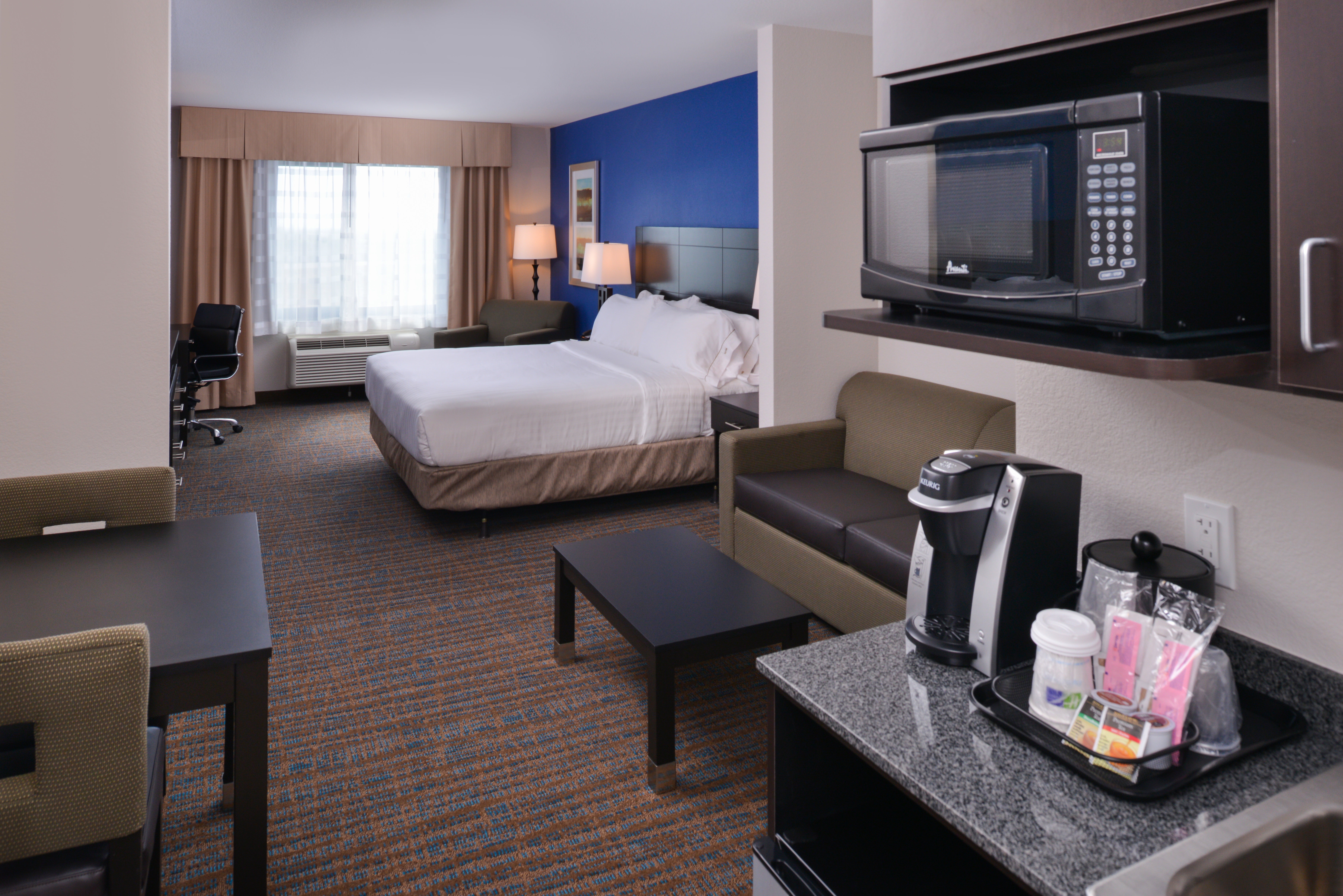 Modern conveniences and comfort await you at our Bakersfield hotel