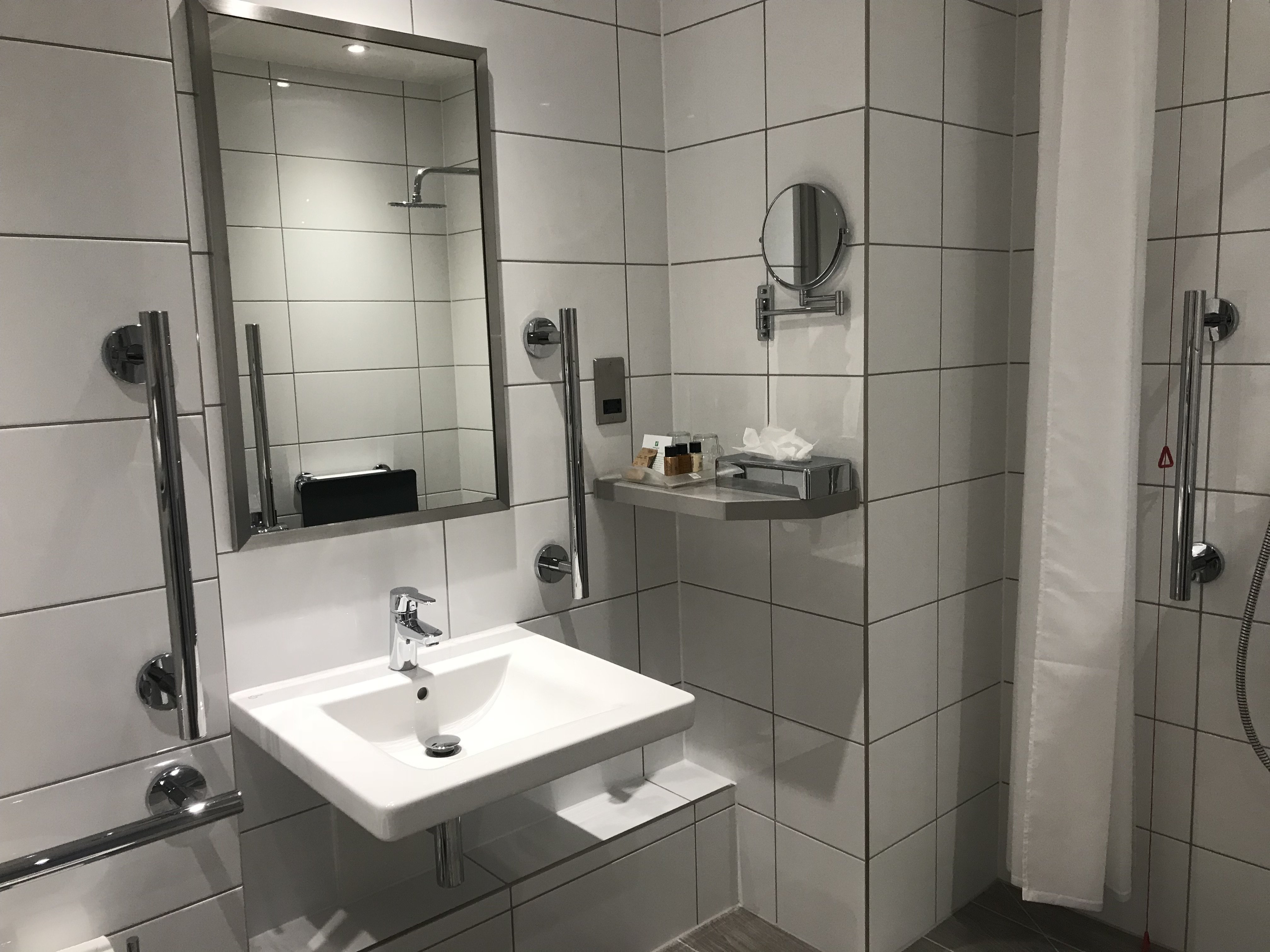 HOLIDAY INN LONDON SHEPPERTON-guestroom-Bathroom.jpg