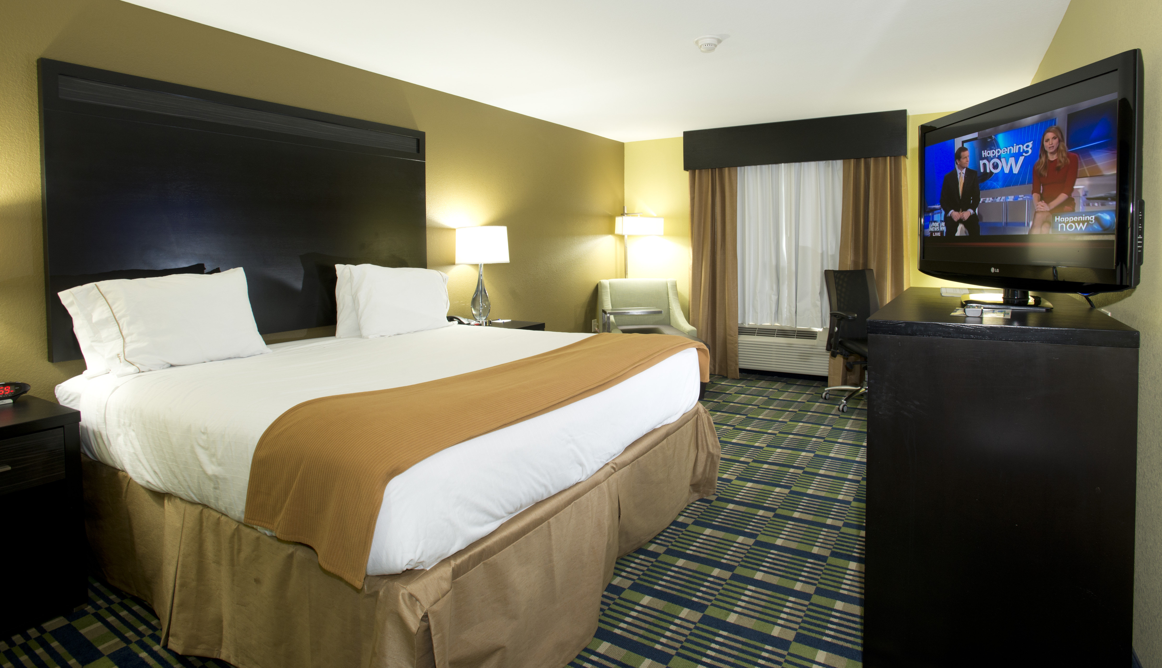 HOLIDAY INN EXP STES MORRILTON BY I-guestroom-King Leisure.jpg