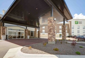 Holiday Inn Express Hotel & Suites