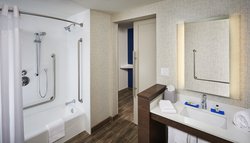  - Holiday Inn Express & Suites Niagara on the Lake