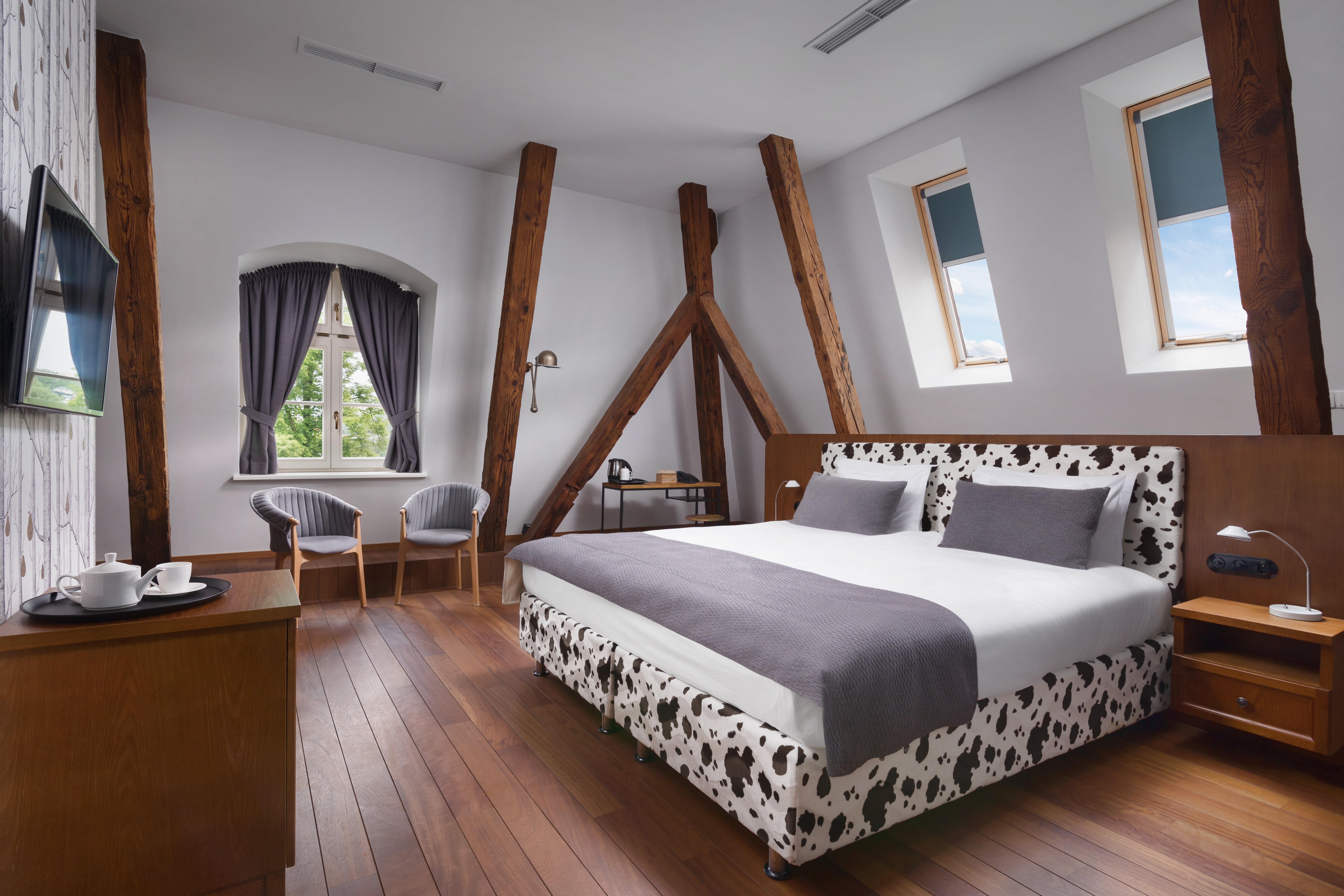 Quadrille-guestroom-Double Deluxe Room Bathroom.jpg
