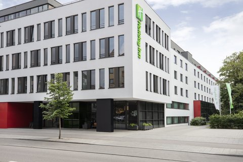 Holiday Inn, with on-site parking and inclusive Wi-Fi.