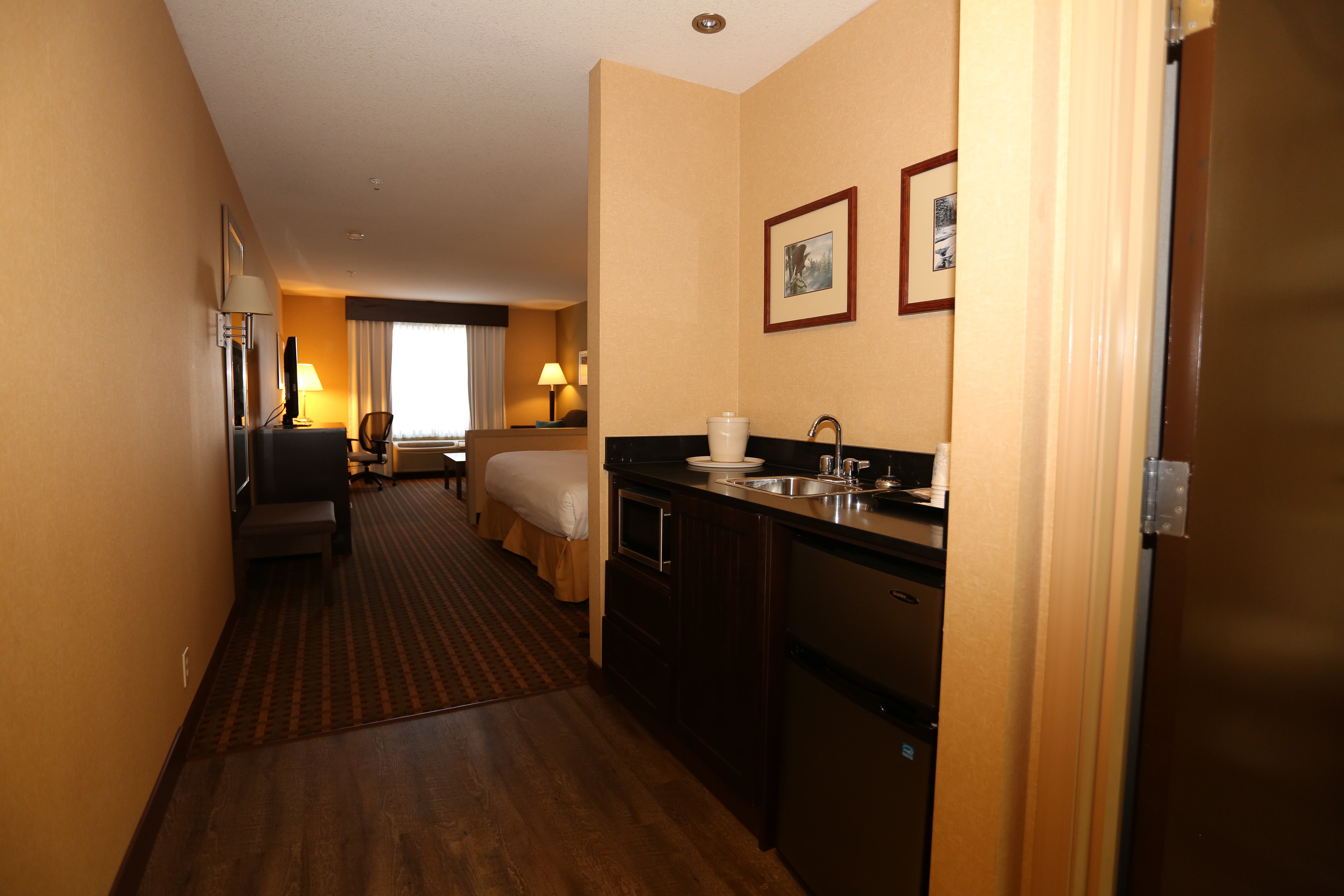 King Executive Room Including Wet Bar with Fridge and Microwave