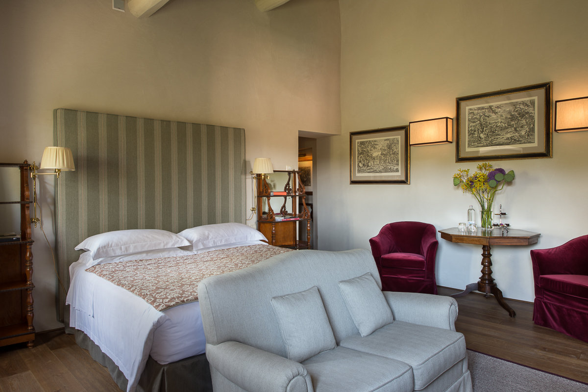 IL BORRO-guestroom-Deluxe Suite One Bedroom.jpg
