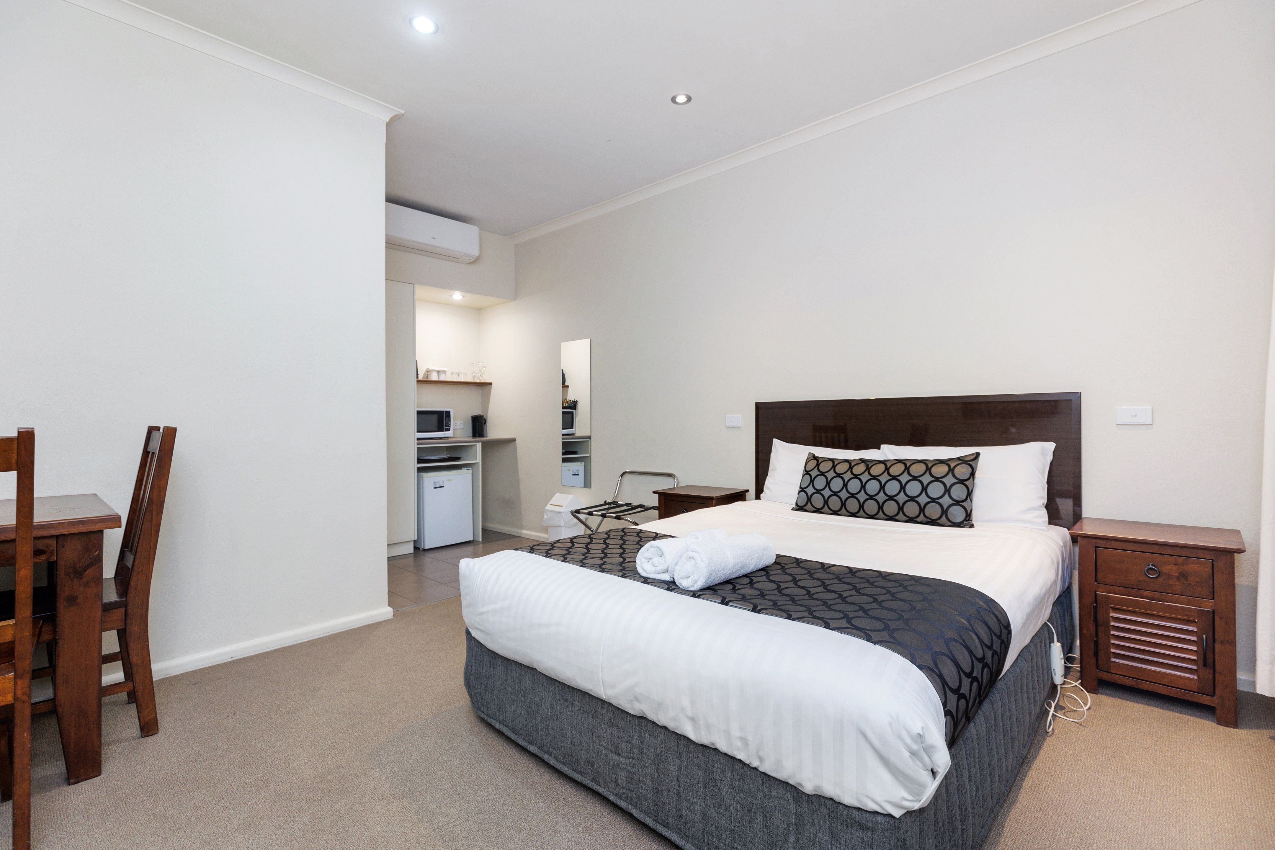 AMAROO MOTEL-guestroom-Executive Queen.jpg