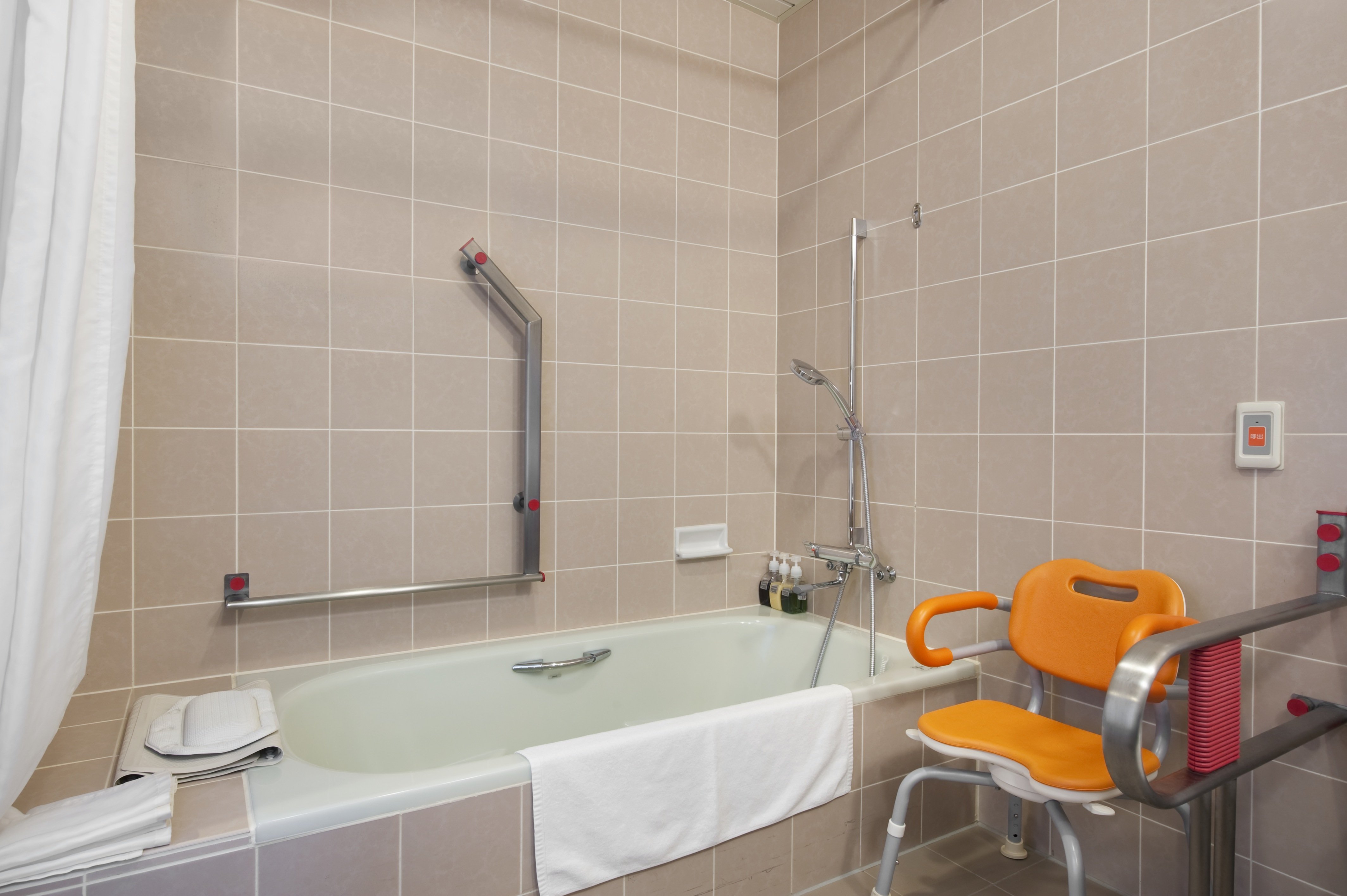 HOLIDAY INN ANA SENDAI BY IHG-guestroom-WHEELCHAIR ACCESS Room Bathroom.jpg