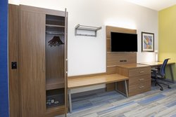  - Holiday Inn Express Village West Kansas City - I-435, Exit 14