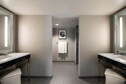  - Ambassador Hotel Downtown Kansas City - I-70, Exits 2J & 2K