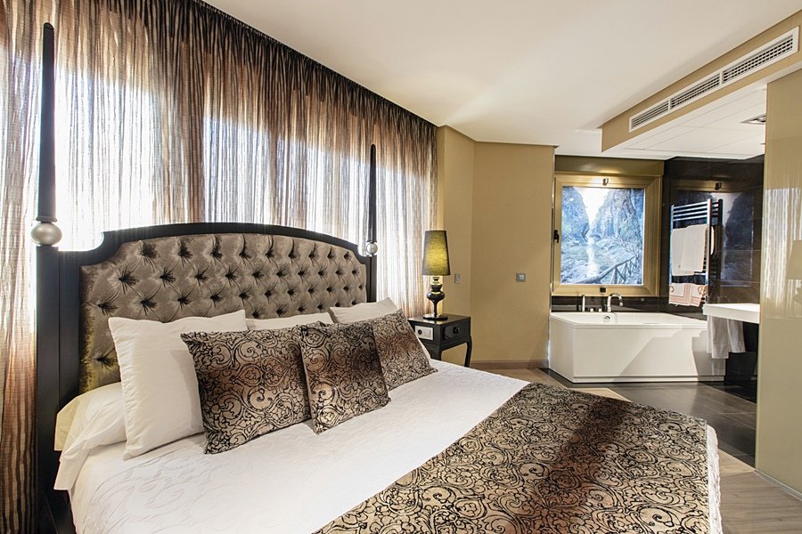 CONDESTABLE IRANZO-guestroom-957810 Guest Room.jpg