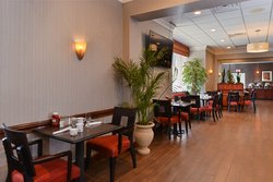  - Holiday Inn North New London - I-95, Exits 83 & 84S