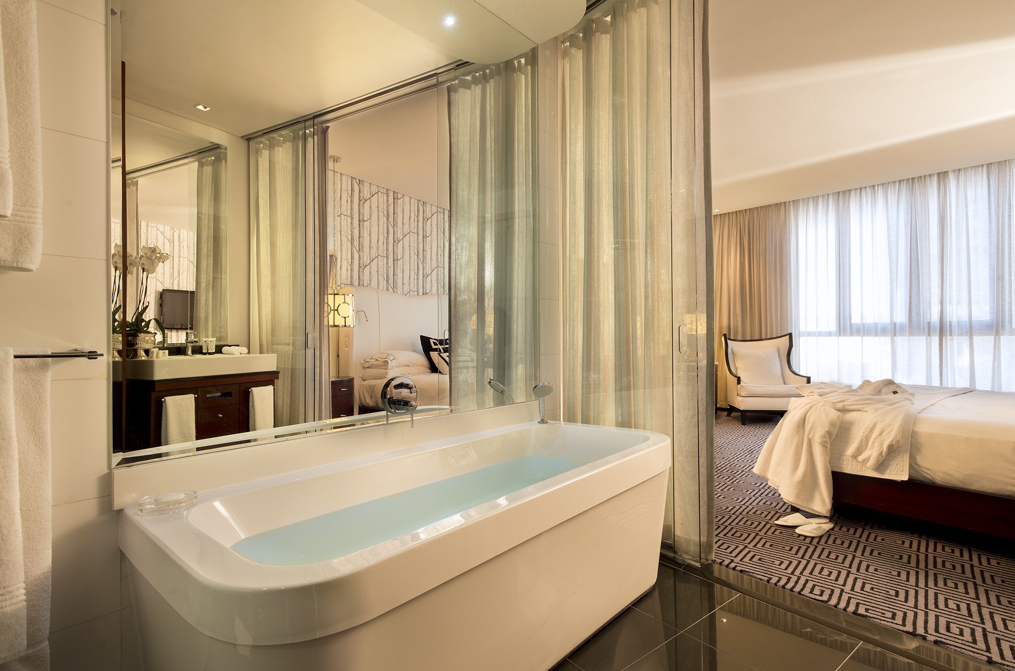 DAVINCI Hotel-guestroom-Bathroom.jpg