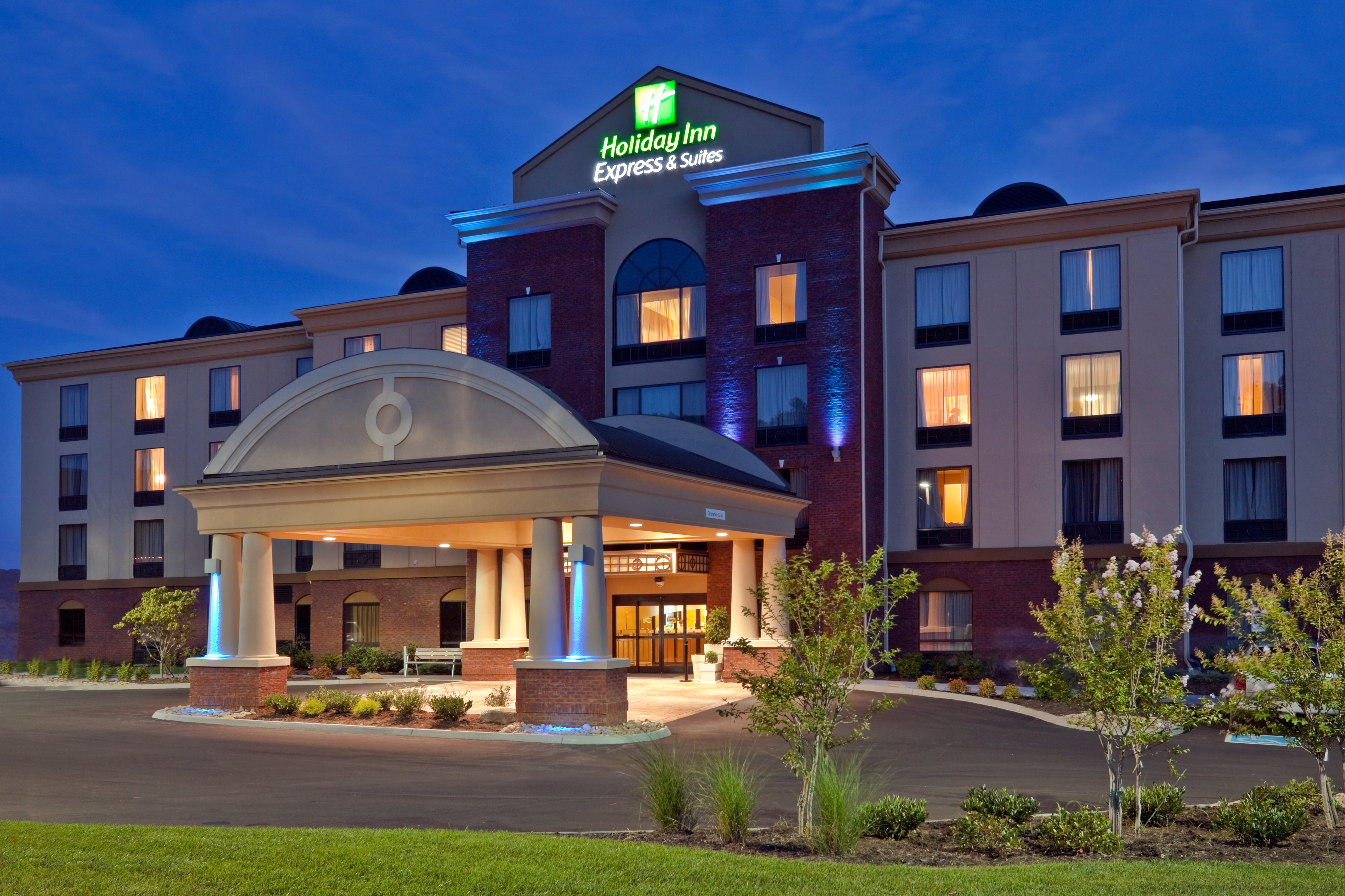 HOLIDAY INN EXP STES KODAK EAS BY I-guestroom-Welcome To Holiday Inn Express & Suites -Kodak.jpg