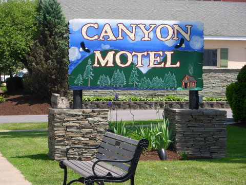 Canyon Motel Sign Picture