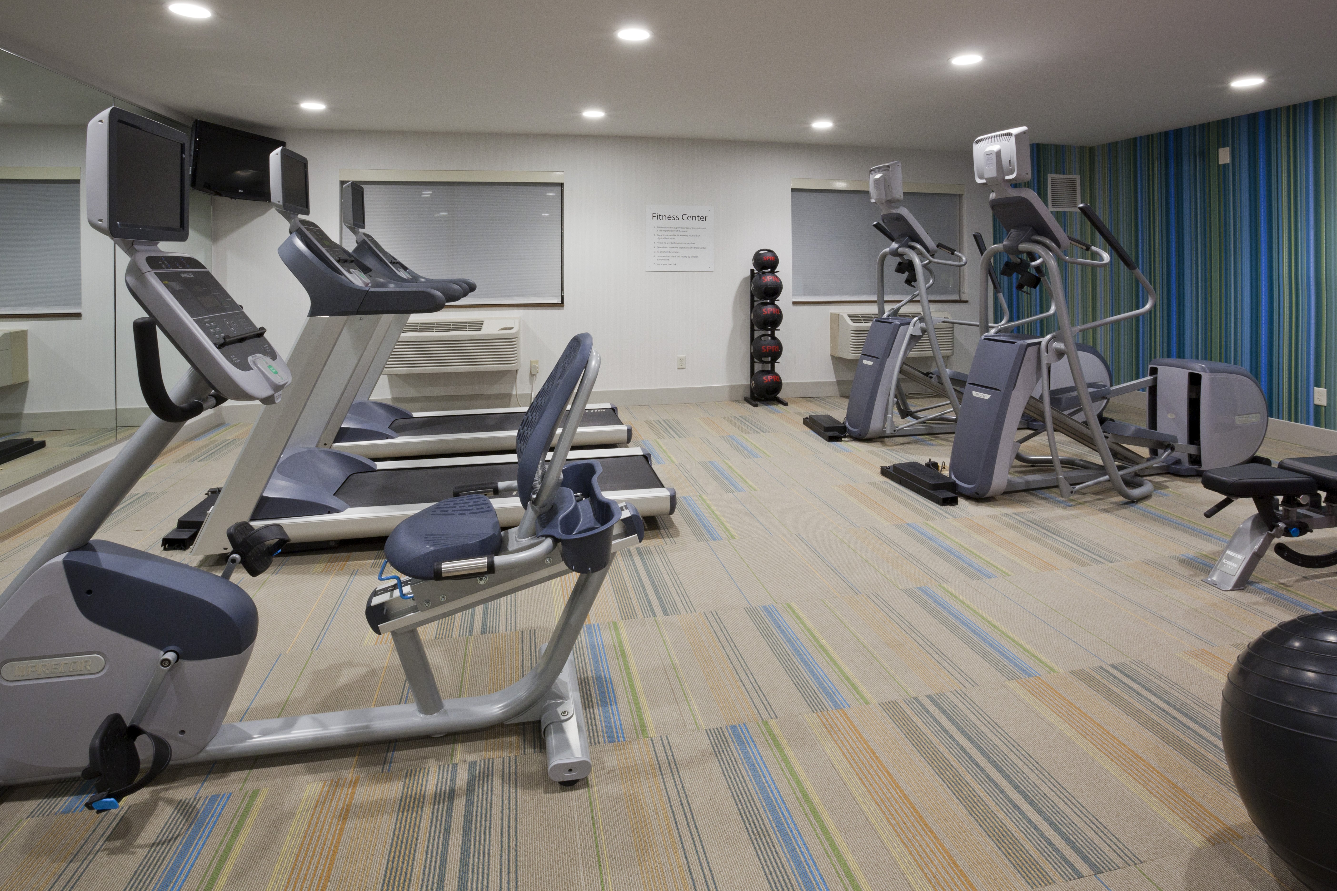 Minneapolis Hotel workout room with cardio equipment and weights