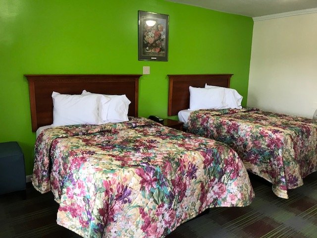 SCOTTISH INNS ST MOUNTAIN GA-guestroom-SGASMQueens.jpg