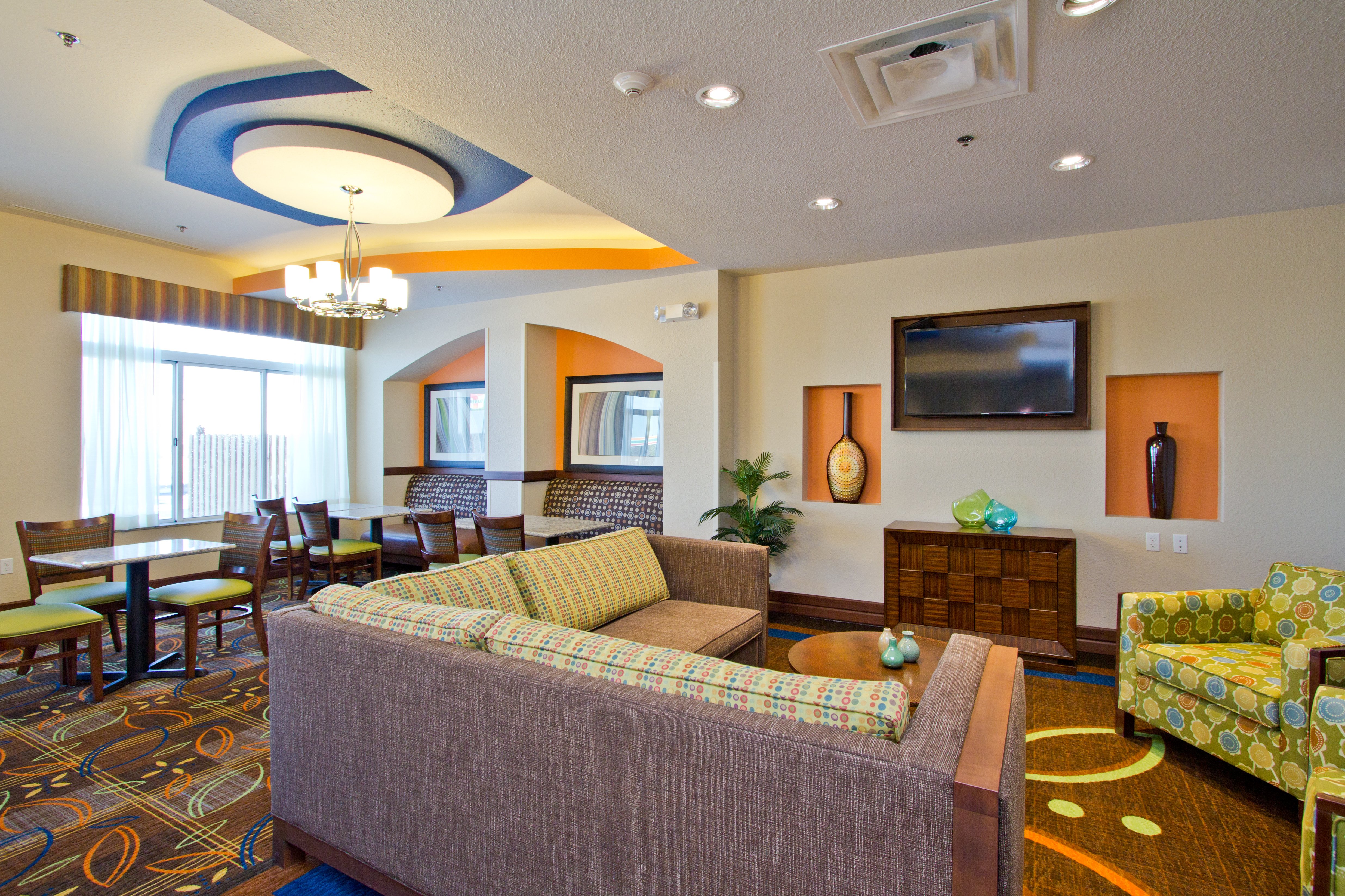 Holiday Inn Express and Suites Great Room and Breakfast Room