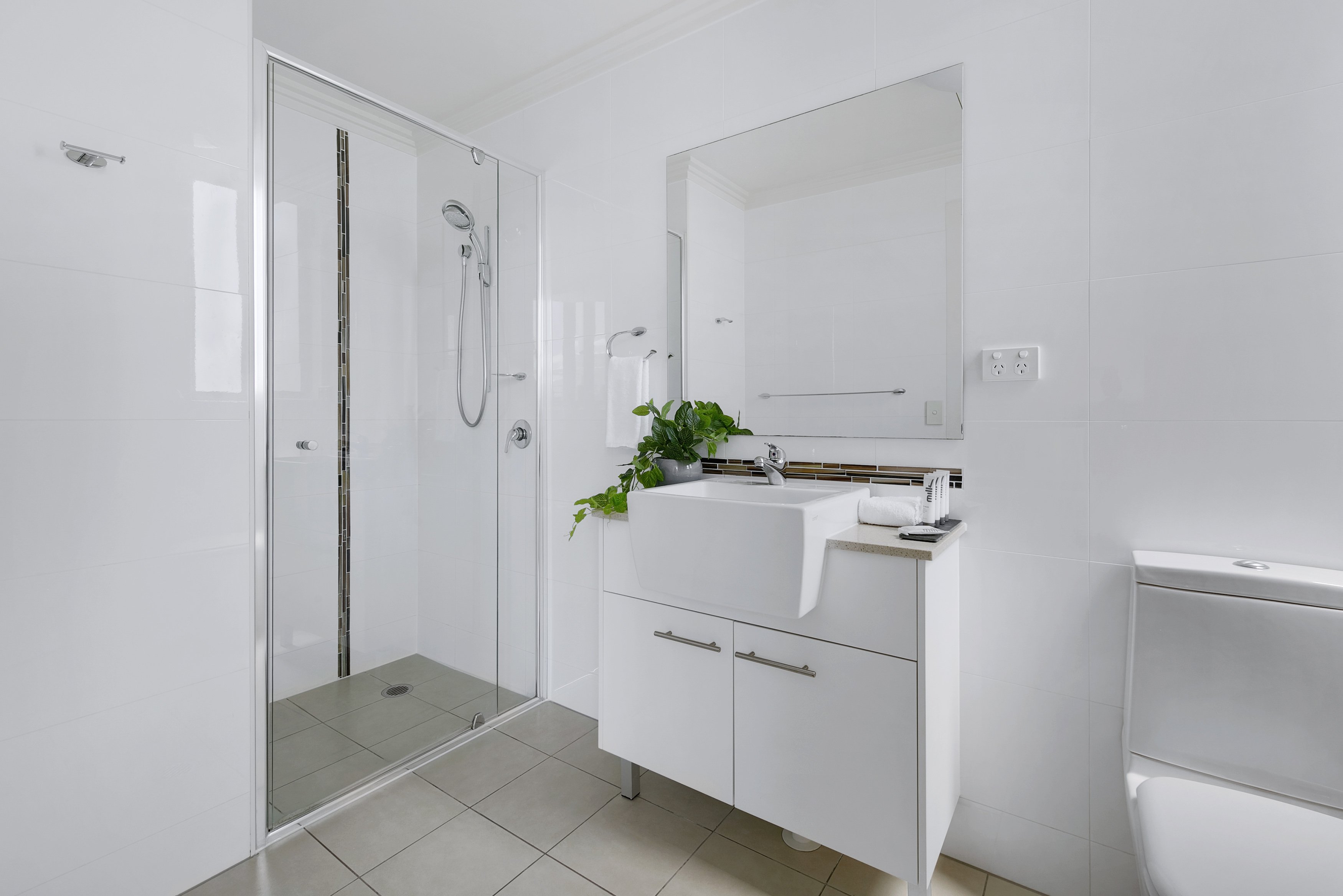 HOTEL DIANA SOUTH BRISBANE-guestroom-Bathroom - Studio, 1 and 2 Bedroom Apartment.jpg