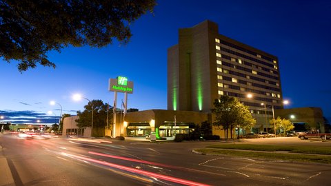 Holiday Inn Winnipeg South is 10 minutes to downtown Winnipeg