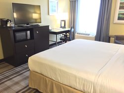  - Holiday Inn Express Arlington Heights - I-90, Exit 70