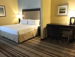  - Holiday Inn Express Arlington Heights - I-90, Exit 70