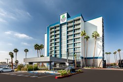  - Holiday Inn Express & Suites Santa Ana - I-5, Exit 104