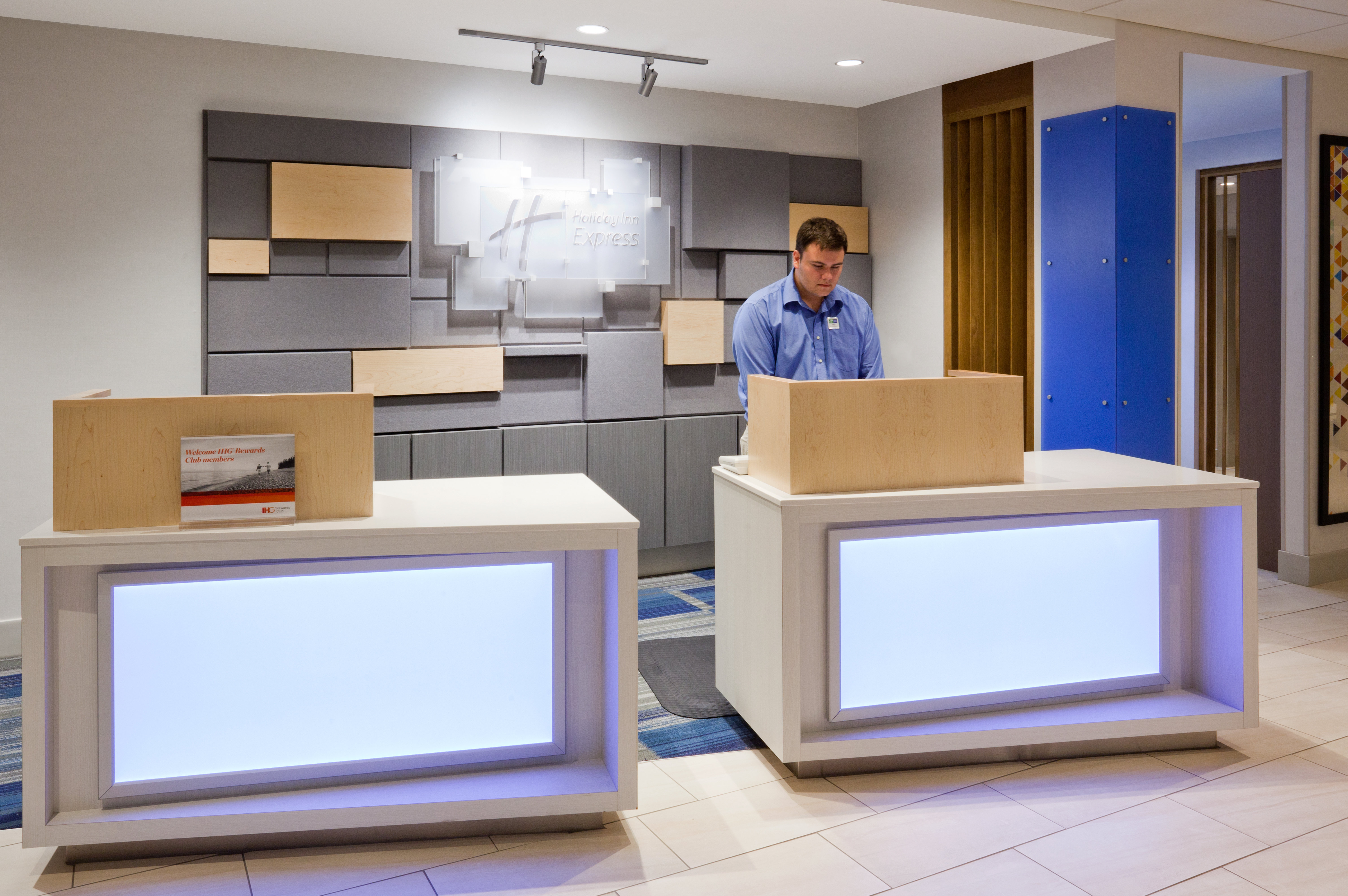 Holiday Inn Express & Suites Downtown Des Moines Front Desk