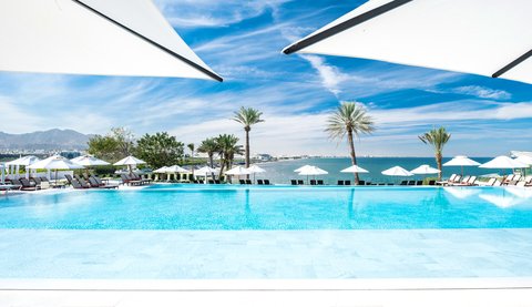Temperature controlled double-deck infinity pool
