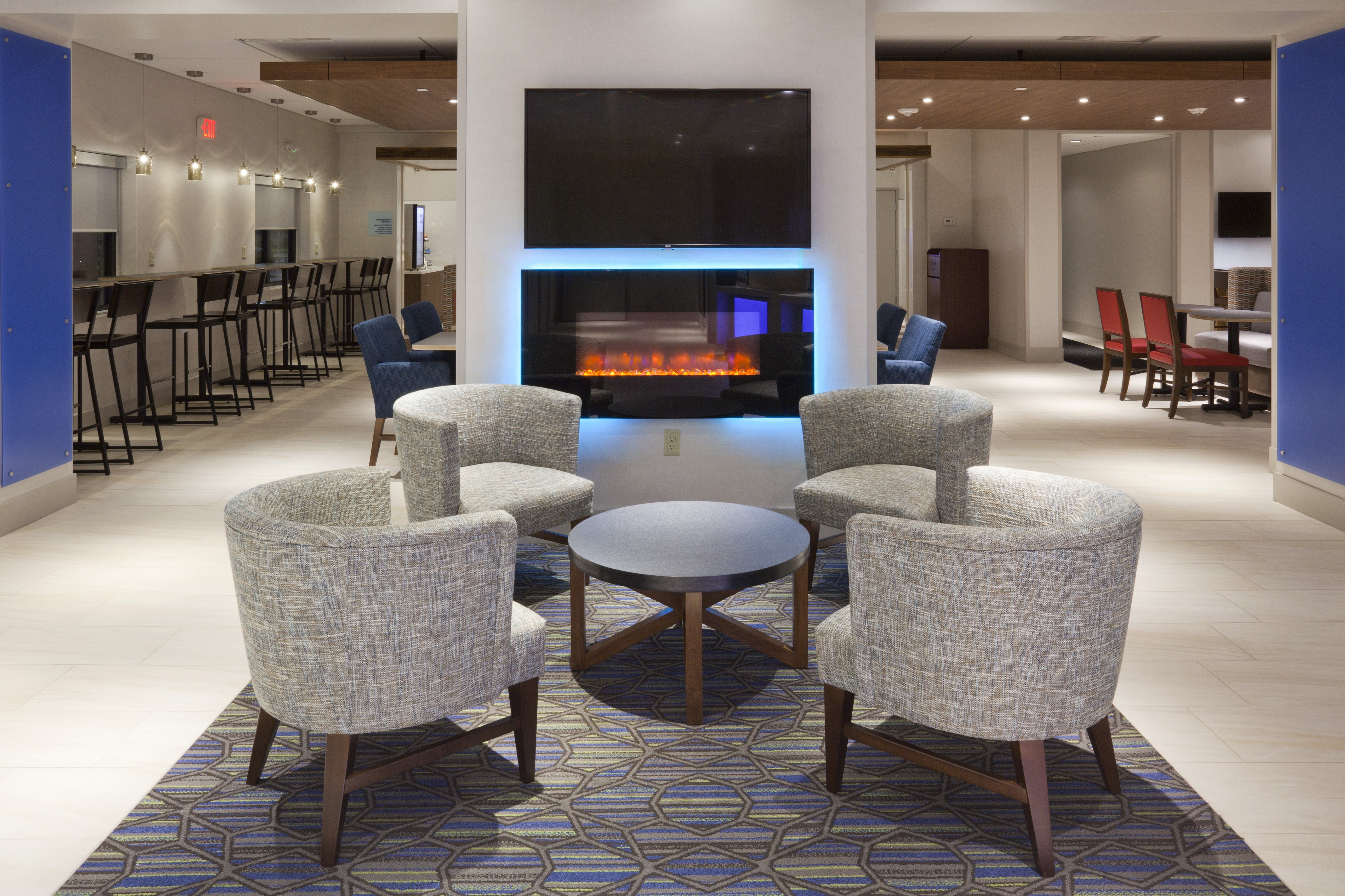 Our modern Roseville hotel lobby has comfy seating and fireplace.