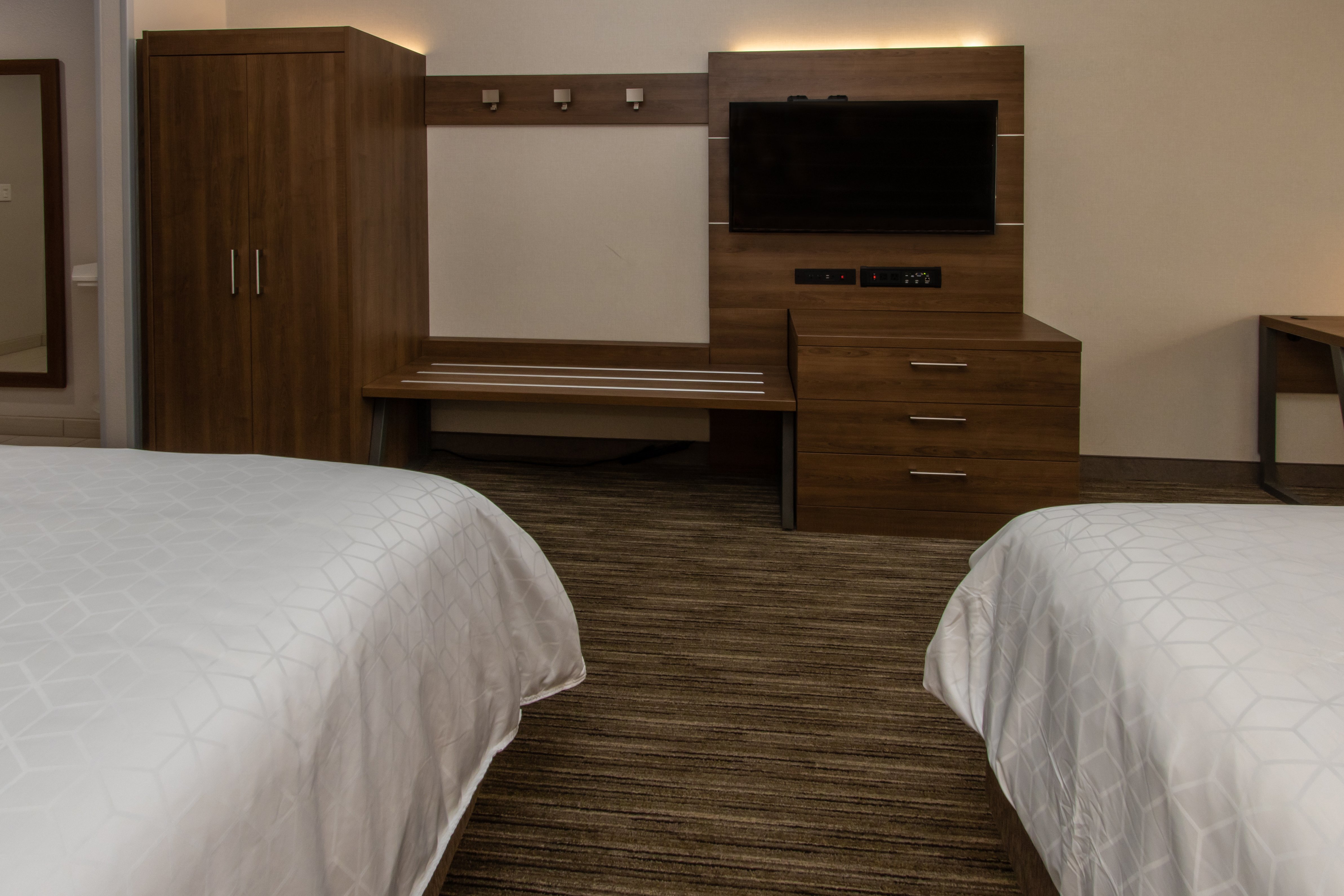 HOLIDAY INN EX STES ROSEVILLE BY IH-guestroom-Double Bed Guest Room.jpg