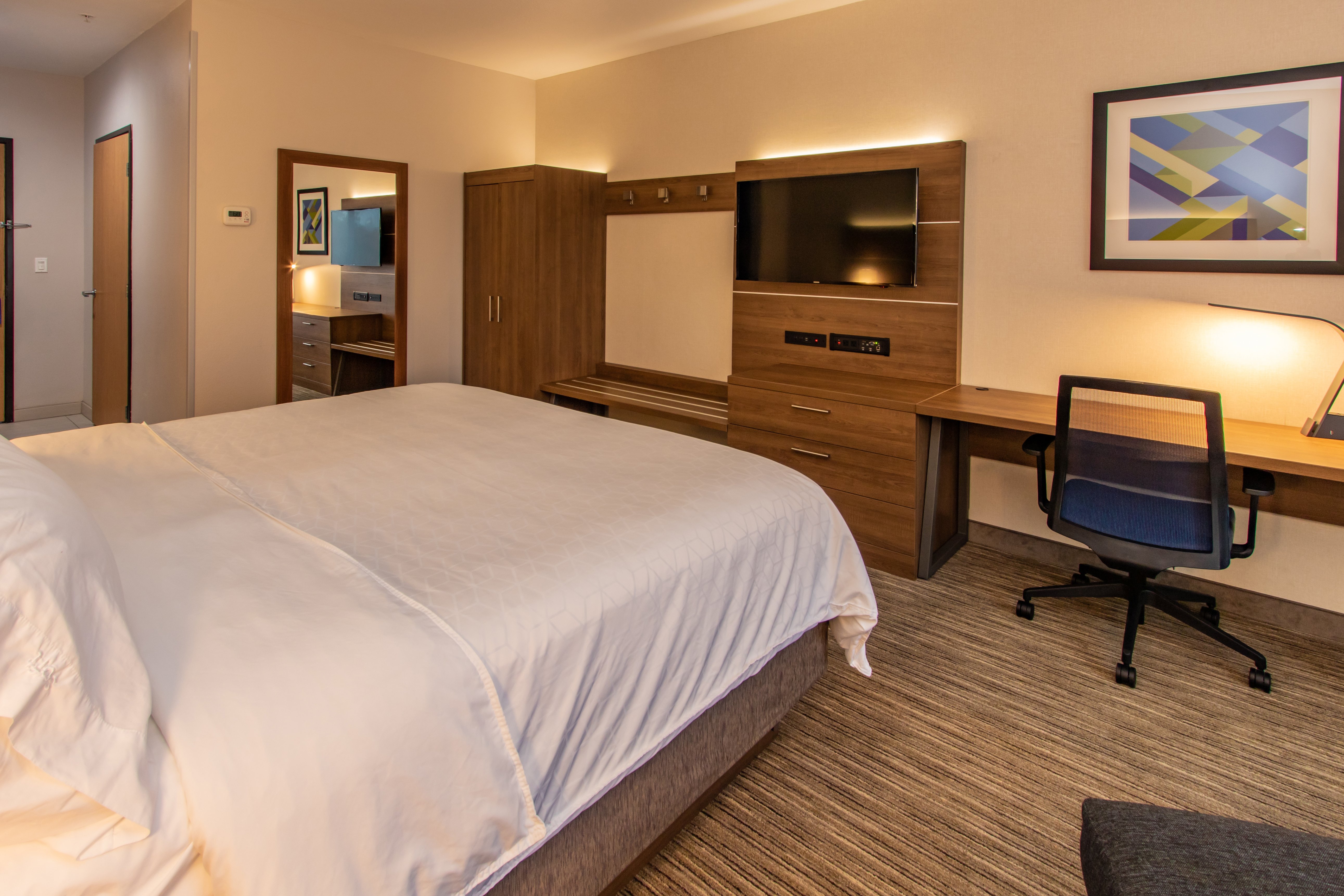 HOLIDAY INN EX STES ROSEVILLE BY IH-guestroom-Kids Suite.jpg