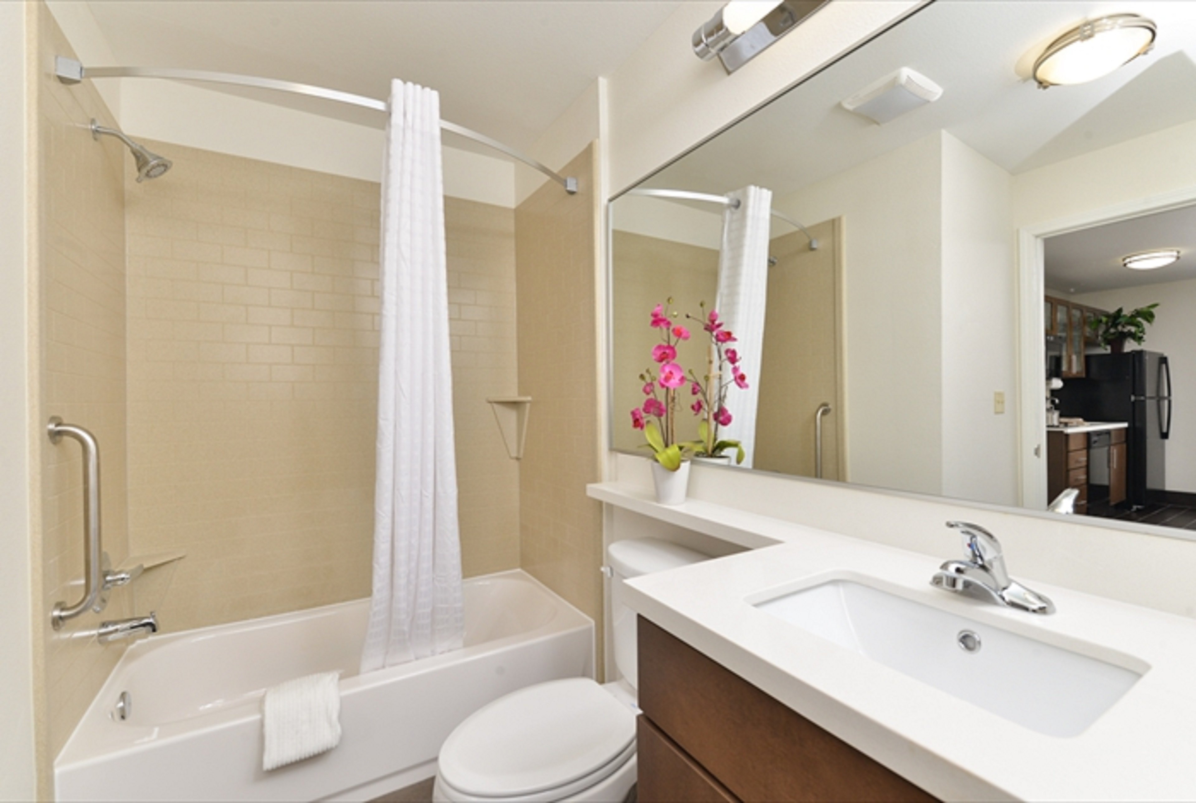 Guest Bathroom in the Candlewood Suites Houma