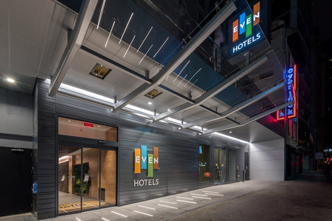 Best hotel to stay few minutes away from 5th Avenue.