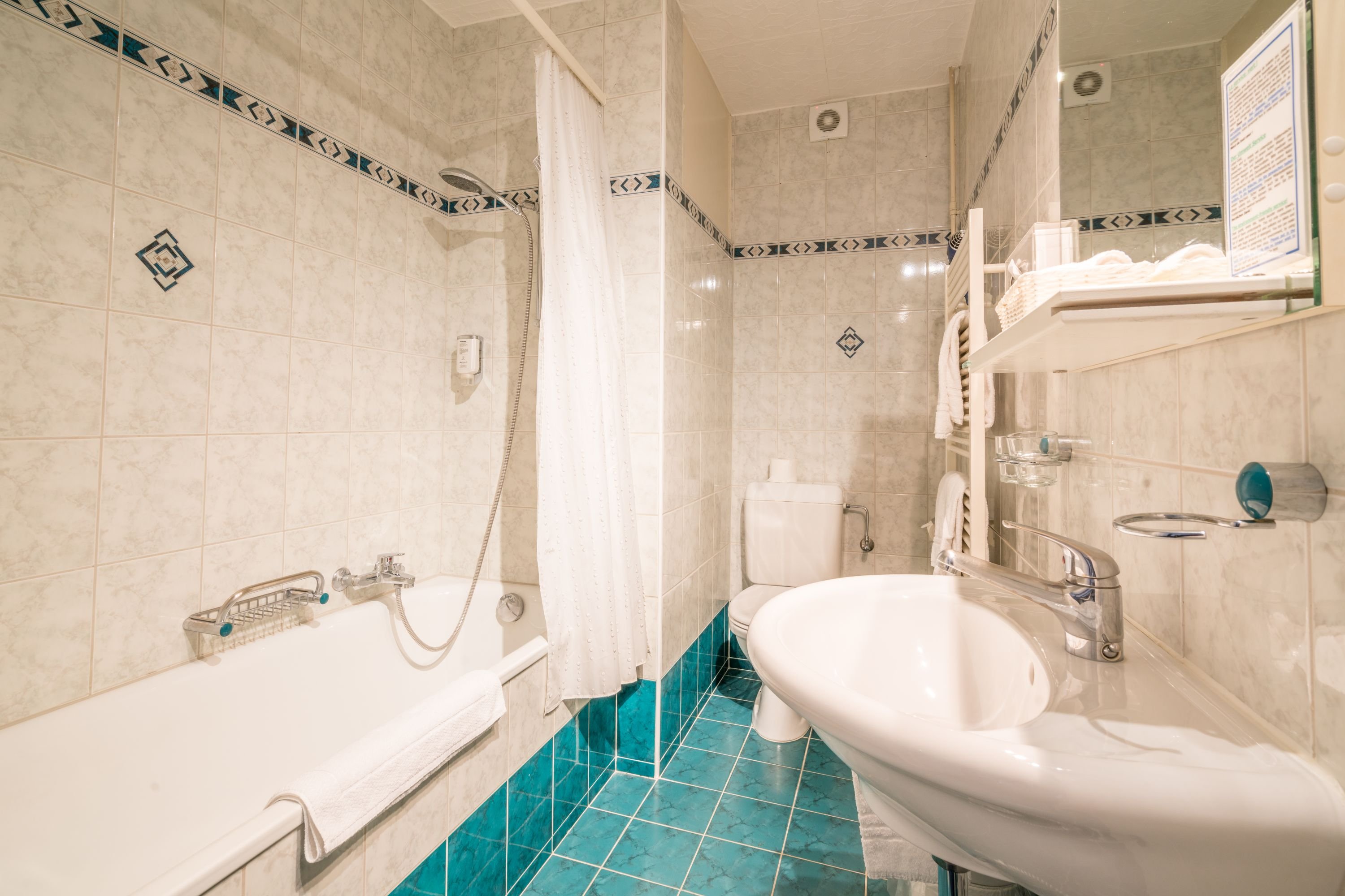 HOTEL TOURING AU LAC-guestroom-Comfort Room Bathroom .jpg