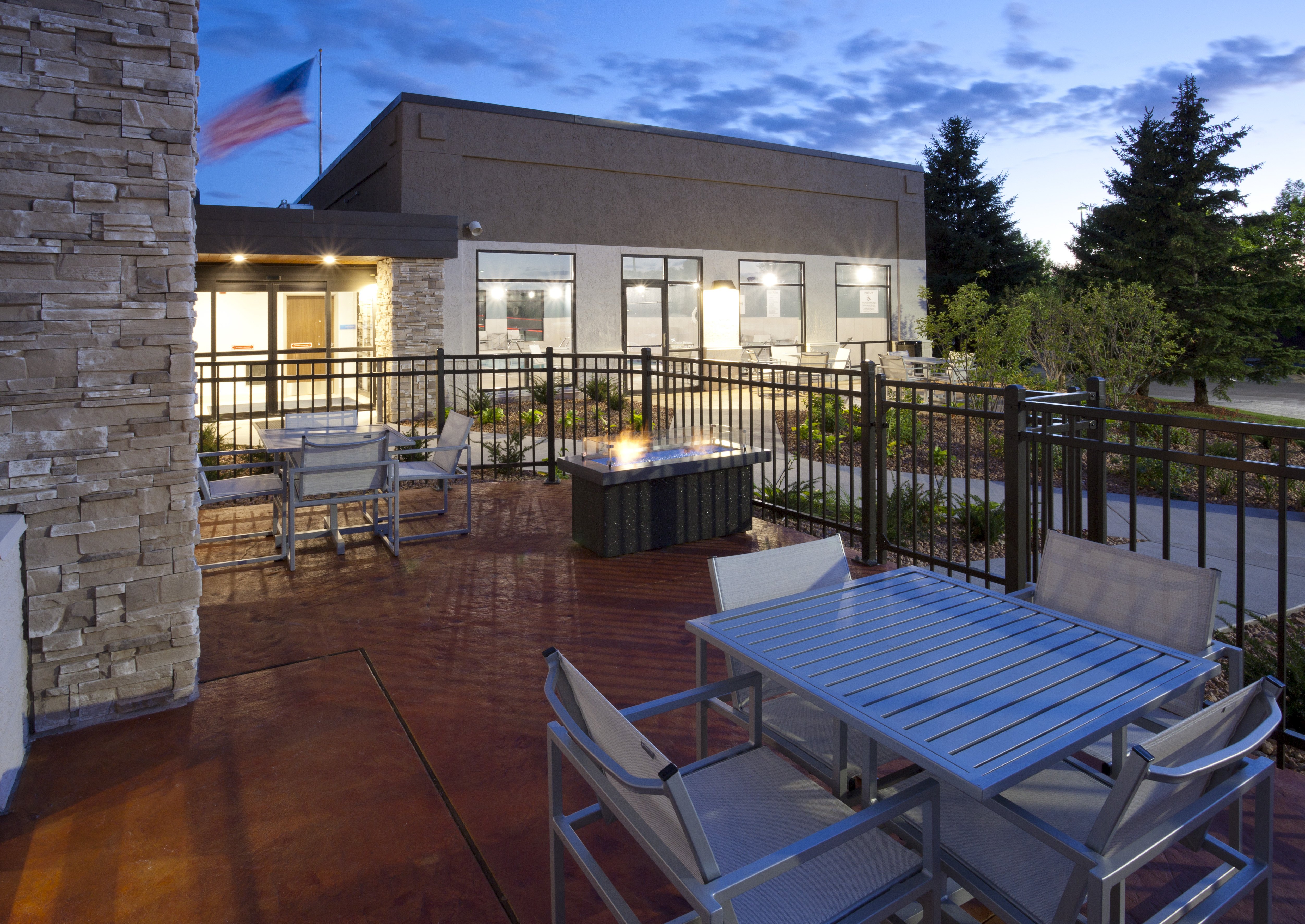 Minneapolis Hotel outdoor patio & firepit to socialize.