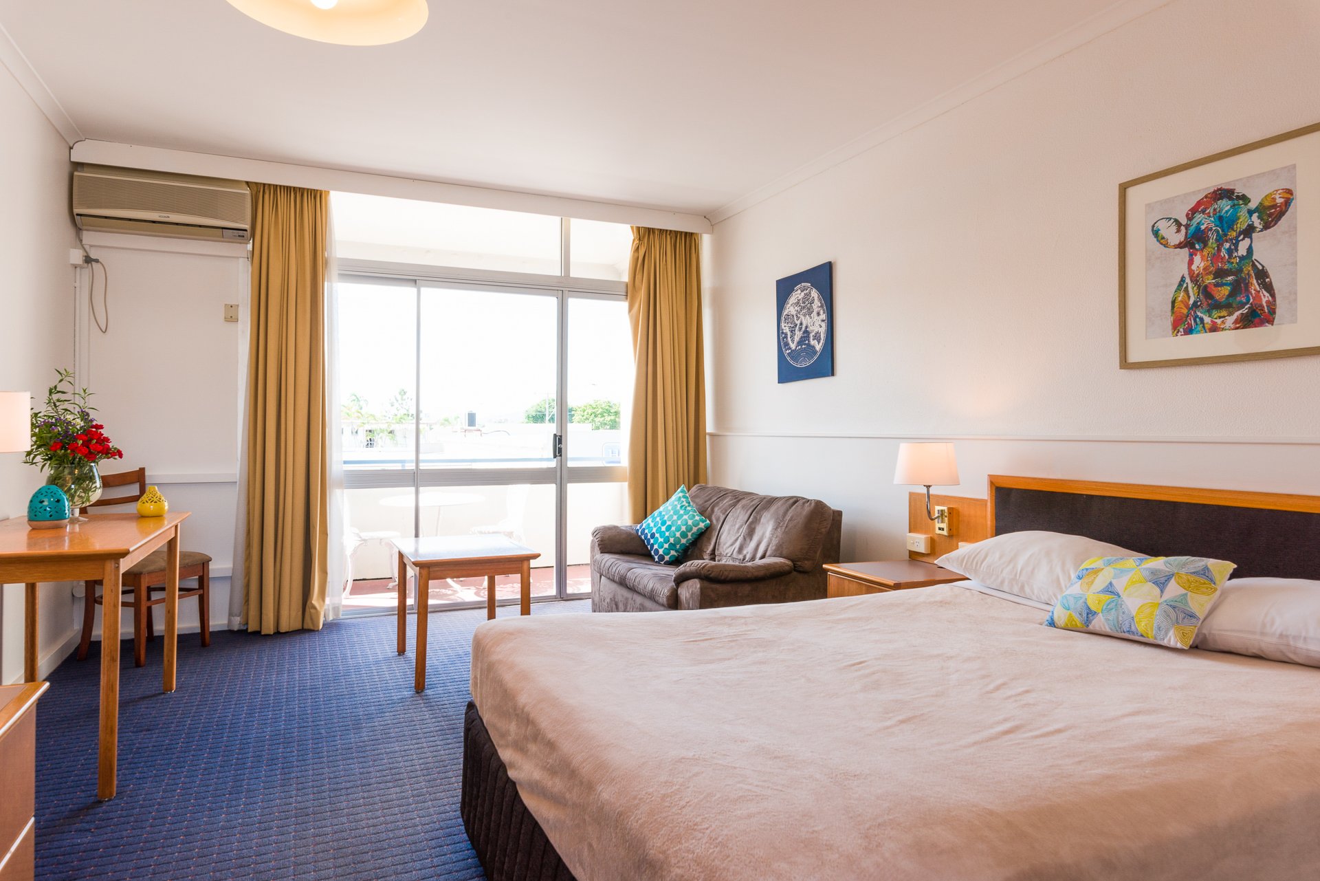 THE Q MOTEL-guestroom-Deluxe Balcony Room.jpg