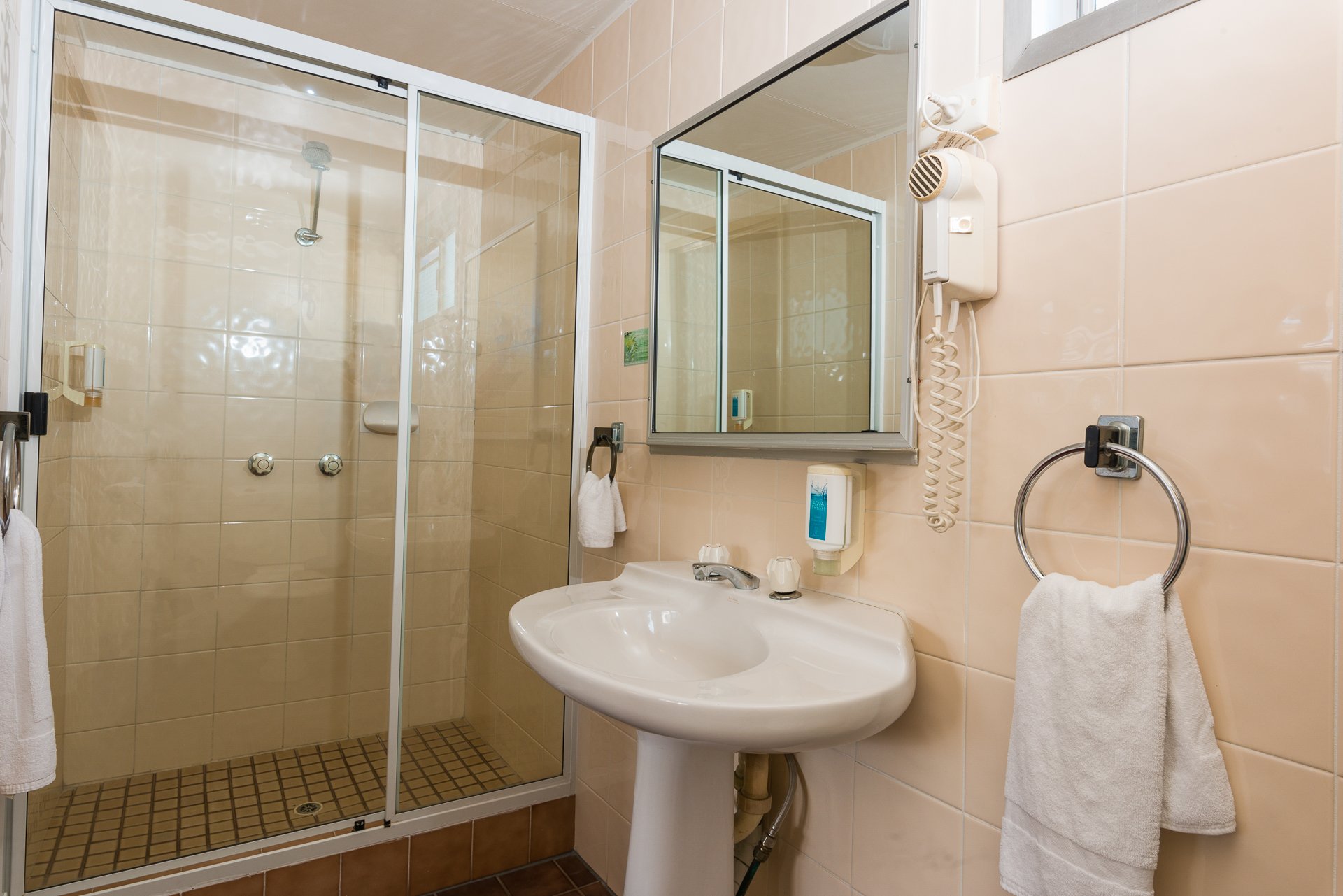 THE Q MOTEL-guestroom-Standard Twin Bathroom.jpg