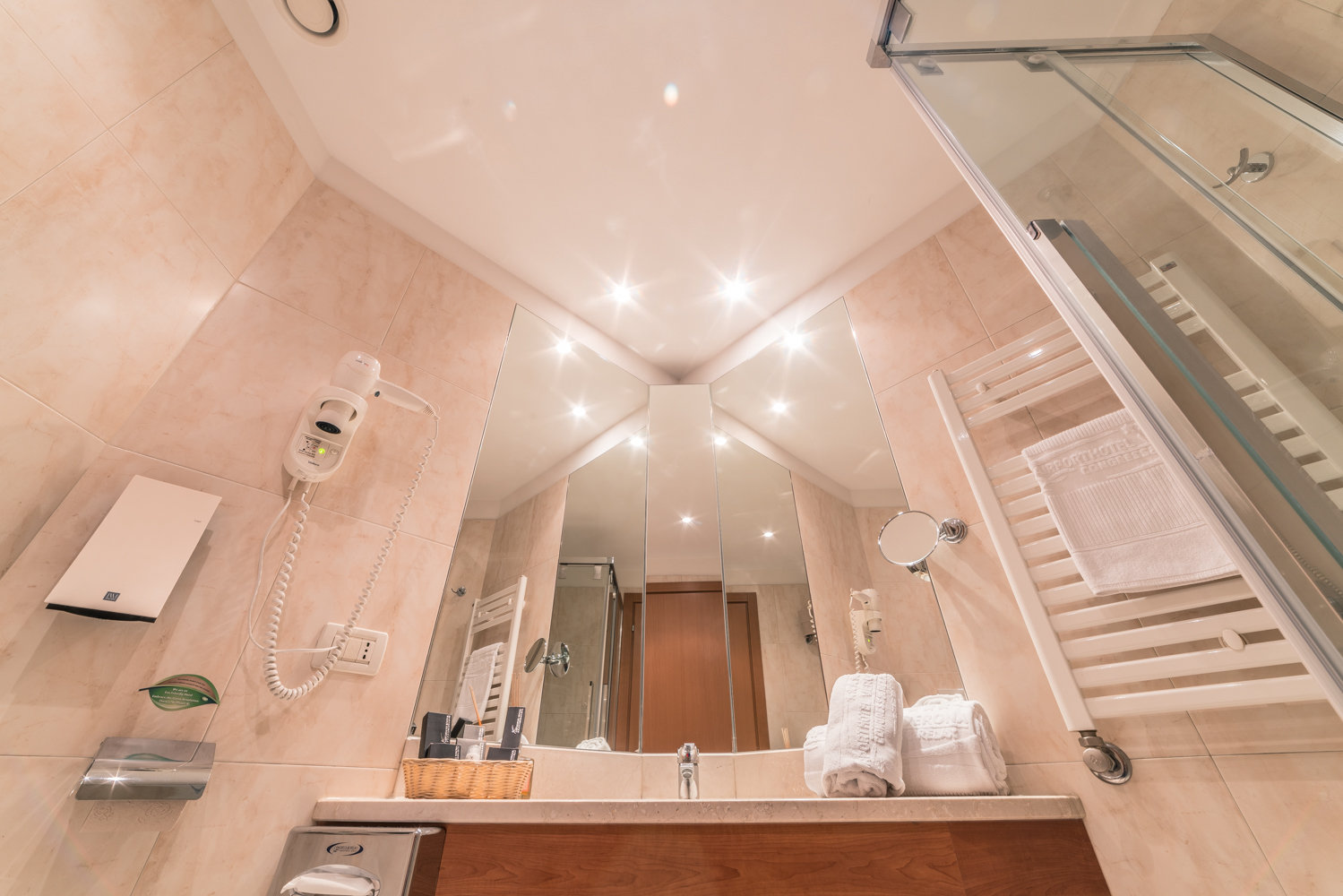 Airporthotel Verona Congress-guestroom-Bathroom.jpg