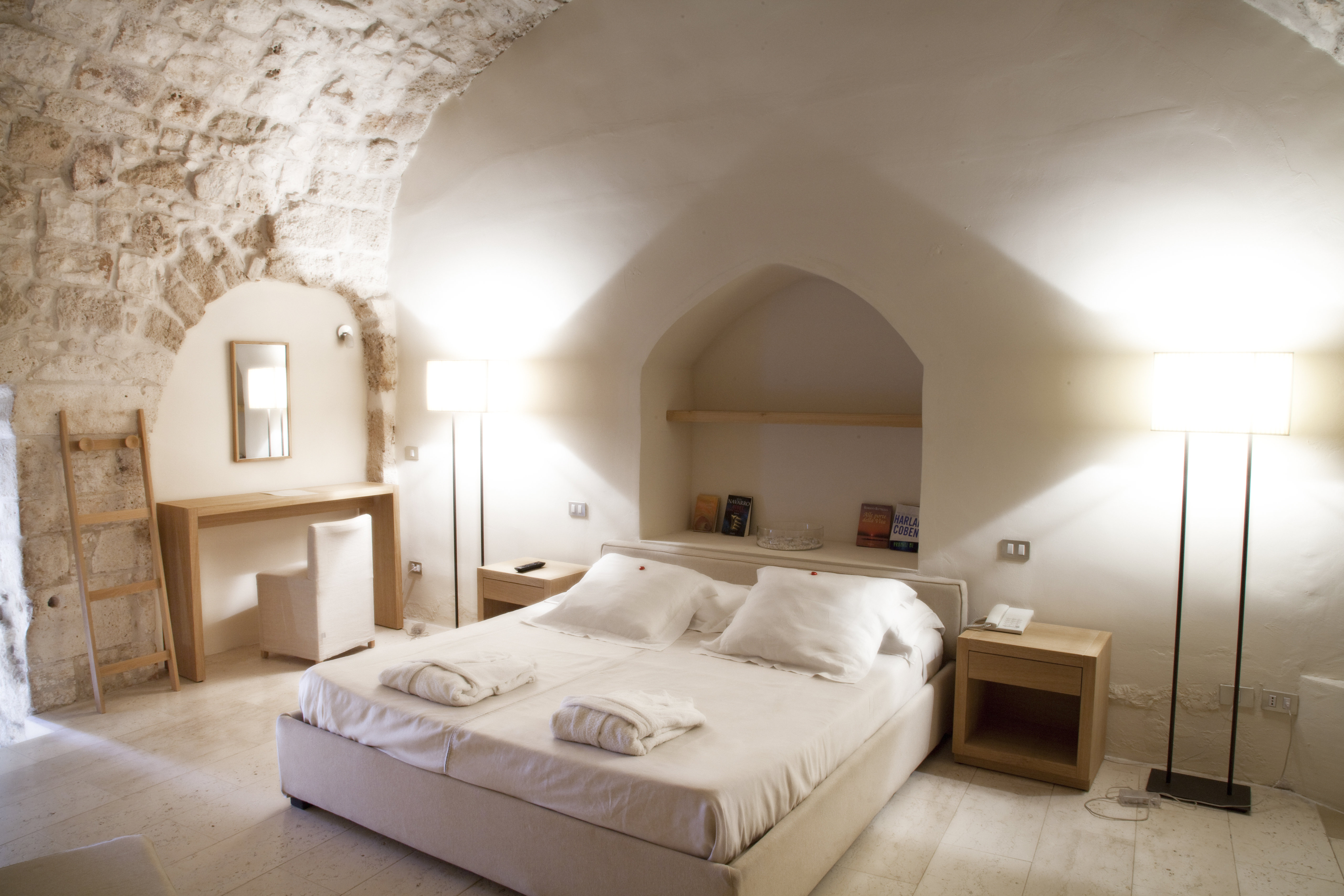 La Sommita Relais-guestroom-Deluxe Room.jpg