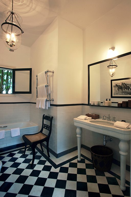 La Bamba de Areco-guestroom-Bathroom.jpg