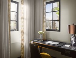  - Plaza La Reina Hotel UCLA Los Angeles