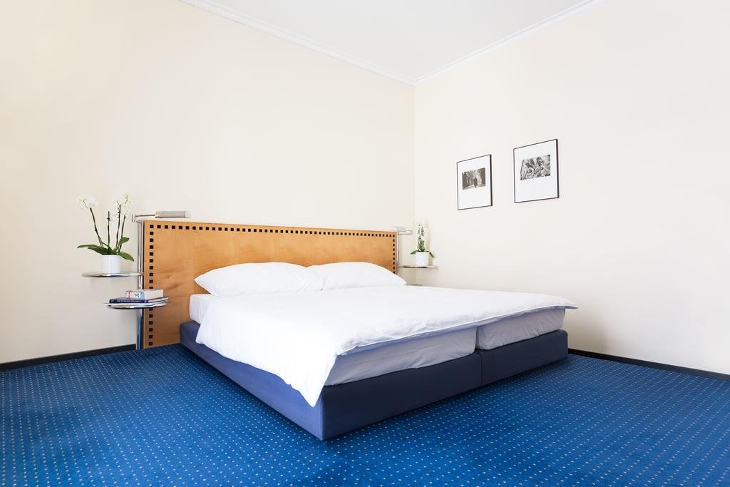 GLANDON Rooms Elite-guestroom-Room.jpg