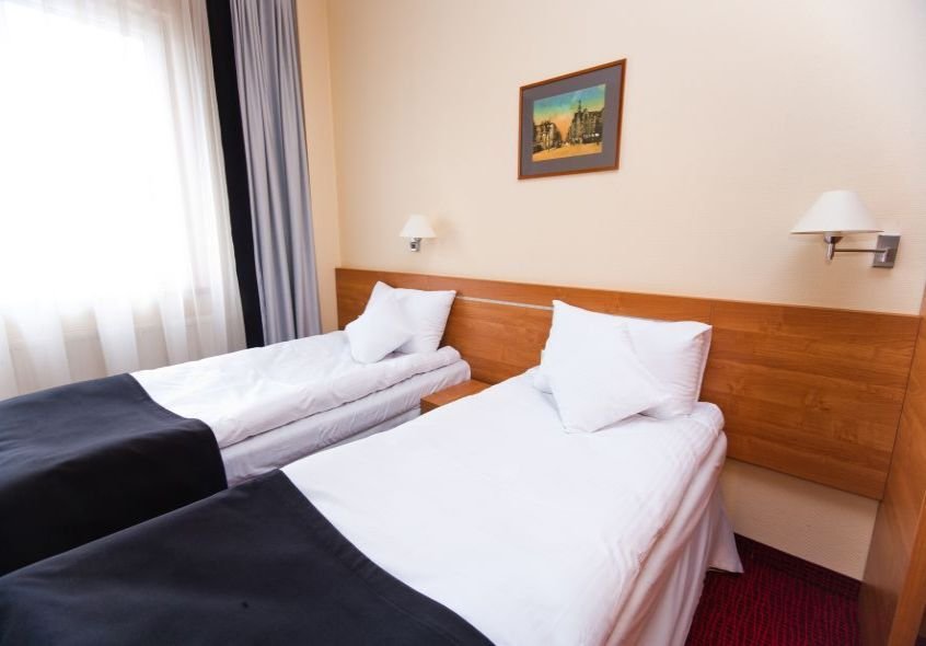 HOTEL MALINOWSKI BUSINESS-guestroom-STANDARD TWIN.jpg